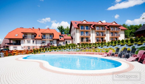 Wakacje w Polsce 2018 – ceny noclegów i preferencje turystów LIFESTYLE, Podróże - W tym roku koszty wakacyjnego wyjazdu wyniosą w Polsce średnio 74 zł w przeliczeniu na nocleg jednej osoby – wynika z danych pochodzących z portalu Noclegowo.pl, największej polskiej wyszukiwarki obiektów noclegowych.