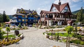 ZOSTAW ZATŁOCZONE PLAŻE I RUSZAJ W GÓRY! LIFESTYLE, Podróże - Gdy temperatura coraz częściej sięga 30 stopni, a dzieci szykują się do odbioru świadectwa, to znak, że trzeba zaplanować wakacyjny urlop. Wiele osób wciąż nie wybrało miejsca, w którym spędzi swoje upragnione i zasłużone wczasy.