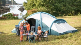 Kemping, czyli aktywne wakacje na łonie natury LIFESTYLE, Podróże - Świeża bryza znad jeziora, wszechobecna zieleń i śpiew ptaków o poranku – czy to luksusy tylko dla wybrańców? Ależ skąd! Są dostępne dla każdego na wyciągnięcie ręki. Wystarczy zamiast wczasów all inclusive wybrać bliski kontakt z naturą, czyli wakacje na kempingu.