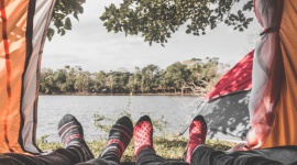 Biwakowanie czas zacząć! Jak przygotować się do wakacji pod namiotem? LIFESTYLE, Podróże - Wyprawa pod namiot to ciekawa, a do tego atrakcyjna pod względem finansowym forma odpoczynku i spędzenia wakacji. Gdzie warto rozbić biwak oraz co należy ze sobą zabrać?