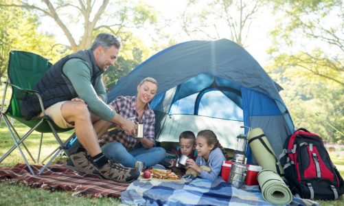 Weekend w ekstremalnych warunkach – jak odpowiednio zadbać o higienę pod namiotem?