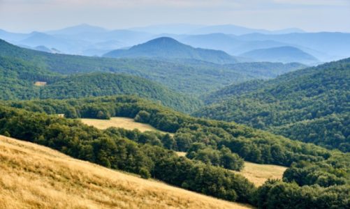Najpiękniejsze szlaki turystyczne Bieszczad – odwiedź je jeszcze w te wakacje!