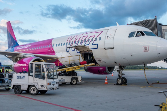 Wizz Air poleci z Wrocławia do Charkowa LIFESTYLE, Podróże - Wizz Air ogłosił właśnie nowy kierunek lotów z Wrocławia. Od października samoloty tanich linii dwa razy w tygodniu polecą do Charkowa. Będzie to już czwarte połączenie na Ukrainę dostępne z wrocławskiego portu.