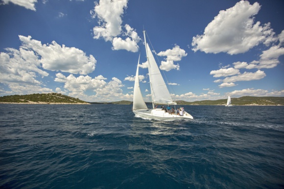 Jeśli jesienne żeglowanie, to tylko w Chorwacji LIFESTYLE, Podróże - Lato zmierza ku końcowi, lecz to wcale nie oznacza, że musimy pożegnać się na dobre z wakacjami. Na poszukiwanie ciepłej aury i wyjątkowych emocji zapraszamy do Chorwacji, gdzie właśnie jesienią można spędzić niezapomniane chwile pod żaglami.
