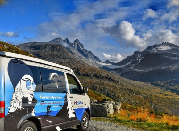 Dom jest tam, gdzie go zaparkujesz - wyjątkowa wyprawa webastoXperience LIFESTYLE, Podróże - Czy można przetrwać zimową podróż samochodem przez zaśnieżone Alpy, burzowe fiordy Norwegii oraz mroźną Szwecję? Dwójka podróżników wyruszyła w zimową trasę samochodem przygotowanym specjalnie przez firmę Webasto.
