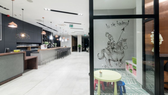 Hotelowa rewolucja: poznaj najnowsze trendy! LIFESTYLE, Podróże - Homogenizacja wnętrz to już przeszłość. Estetyczny i poprawny projekt już nie wystarczy, aby sprostać oczekiwaniom coraz bardziej świadomych gości. Dziś liczy się pomysł, odwaga i zabawa formą. Oto najnowsze tendencje w projektowaniu hoteli.