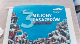 Port Lotniczy Wrocław. W tym roku już 3 mln pasażerów LIFESTYLE, Podróże - To historyczne wydarzenie, wrocławskie lotnisko jeszcze nigdy dotąd nie osiągnęło takiej liczby podróżnych w jednym roku. Pasażerów przyciąga coraz bogatsza sieć połączeń, zarówno tradycyjnych, jak i niskokosztowych. Rośnie ponadregionalne znaczenie lotniska.