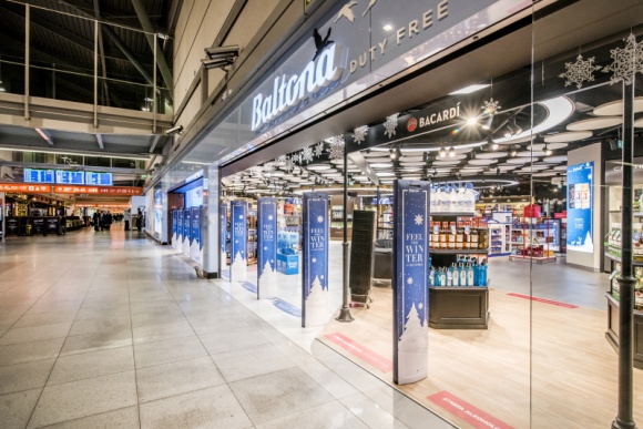Imponująca inwestycja Baltony na Okęciu BIZNES, Lotnictwo - Na Lotnisku Chopina działa już największy sklep wolnocłowy Baltona Duty Free. Tym samym spółka zakończyła około 70 proc. inwestycji prowadzonej na Okęciu. Nowo otwarty sklep zajmuje powierzchnię ponad 1200 m2 i ma być wizytówką Baltony na warszawskim lotnisku.