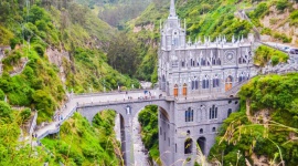 4 miejsca, które wyglądają jak z filmu fantasy LIFESTYLE, Podróże - Świątynia w dżungli, czerwone pola w Chinach, góralska wioska w Japonii czy może miasto elfów w Europie? Diners Club Polska, wydawca kart płatniczych dla podróżników, przedstawia 4 miejsca, w których istnienie trudno uwierzyć.