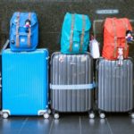 Jak nie pójść z torbami, pakując się do samolotu? O opłatach za bagaż podręczny