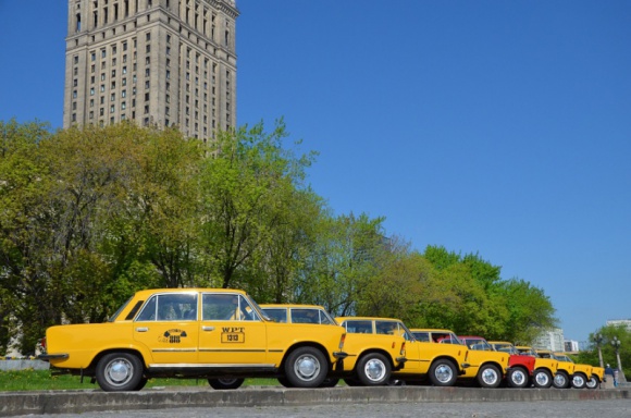 Czar dawnej i współczesnej Warszawy LIFESTYLE, Podróże - Każdy, komu bliska jest Warszawa albo chciałby poznać ją od innej strony, powinien wybrać się na wycieczki zabytkowymi pojazdami, organizowane przez firmę WPT 1313.