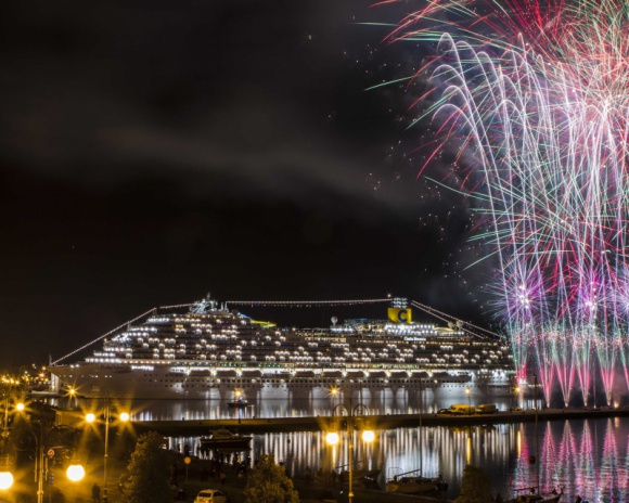NIEZWYKŁY POKAZ LOTNICZY I FAJERWERKI: NADANIE IMIENIA COSTA VENEZIA
