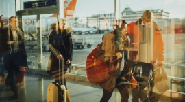Czy leci z nami bagaż? Czyli co zrobić, gdy na miejscu ląduje sam pasażer LIFESTYLE, Podróże - Majówka i sezon urlopowy zbliżają się wielkimi krokami. Dla lotnisk to okres, podczas którego obsługują wzmożony ruch pasażerski. Choć infrastruktura lotnicza jest modernizowana, to wciąż jednym z problemów, z jakimi muszą mierzyć się podróżni, są opóźnione lub zgubione bagaże.