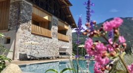 Gospodarstwa XXI wieku, czyli nowoczesne oblicze stowarzyszenia Roter Hahn LIFESTYLE, Podróże - W stowarzyszeniu Roter Hahn,urlopowicze mogą zatrzymać się zarówno w klimatycznych, utrzymanych w klasycznym stylu domach, jak i tych utrzymanych w stylu współczesnym, które cechują się nowoczesnym wzornictwem.