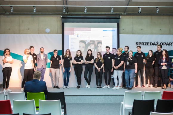 Lagardère Duty Free Polska opowiada o sprzedaży w branży lotniskowej BIZNES, Lotnictwo - Podczas wydarzenia prelegenci opowiedzieli o motywacji, niezbędnych kompetencjach i cechach sprzedawcy oraz wyzwaniach dotyczących sprzedaży w branży lotniskowej.