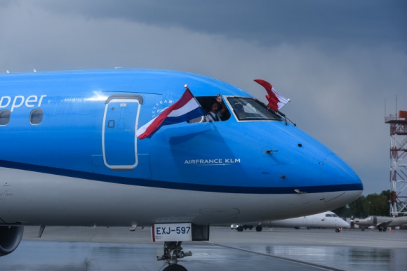 Lotniczy hit 2019. Dziś wystartowało połączenie Wrocław-Amsterdam LIFESTYLE, Podróże - To w tym roku najważniejsza nowość w Porcie Lotniczym Wrocław. Nowe połączenie uruchomiły linie KLM, jeden z globalnych potentatów. Lotnisko Amsterdam Schiphol to jeden z największych portów przesiadkowych na świecie. Samoloty na tej trasie będą latały codziennie.