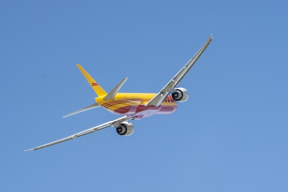 Przesyłki lotnicze będą doręczane nowymi Boeing’ami 777 Freighter, które dołącza BIZNES, Lotnictwo - • Pierwszy z 14 nowo zamówionych Boeingów 777 Freighter odbył swój premierowy lot • Nowa flota DHL Express to odpowiedź na rosnące zapotrzebowanie na światowe przesyłki ekspresowe przy użyciu najbardziej paliwooszczędnych i przyjaznych dla środowiska samolotów na świecie