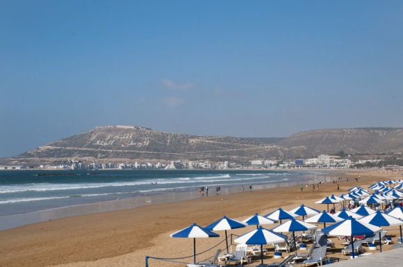 Atlantyckie wybrzeże Maroka LIFESTYLE, Podróże - Nareszcie zaczęły się wakacje. Zapewne warto choć kilka dni spędzić na plaży. Wybrzeże Atlantyku w Maroku jest wyjątkowe i urozmaicone. Znajdziemy tu urokliwe zatoki i klify, ale najbardziej charakterystyczne są szerokie piaszczyste plaże, które ciągną się kilometrami.