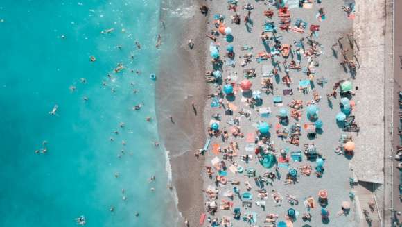 Kierunek: wakacje. Na czym polega podróż samolotem z przewoźnikiem czarterowym?