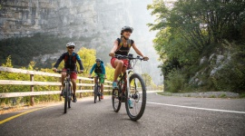 Trentino: trasy rowerowe godne polecenia LIFESTYLE, Podróże - W Trentino, północnej prowincji Włoch, jest 431 km ścieżek rowerowych, co sprzyja aktywnemu wypoczynkowi. Poniżej przedstawiamy 5 tras rowerowych, wśród których adepci kolarstwa, bez względu na poziom zaawansowania, znajdą coś dla siebie.