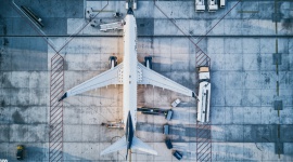 Takich zdjęć wrocławskiego lotniska jeszcze nie widziałeś LIFESTYLE, Podróże - To pierwsze takie fotografie Portu Lotniczego Wrocław. Obiekt udało się uwiecznić z drona. Wymagało to specjalnych pozwoleń m.in. od Polskiej Agencji Żeglugi Powietrznej.