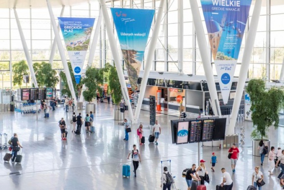Najlepszy miesiąc w historii wrocławskiego lotniska LIFESTYLE, Podróże - W lipcu port obsłużył blisko 388 tys. pasażerów. To nowy rekord wrocławskiego lotniska. Od początku roku skorzystało z niego już ponad 2 mln podróżnych. Uwagę zwracają świetne wyniki przewoźników sieciowych.