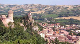 Szlakiem dobrego jedzenia i znakomitej oliwy – jesień we włoskim regionie Emilia LIFESTYLE, Podróże - Niewiele osób wie, że nie tak daleko od największych włoskich miast, jak Bolonia, Faenza i Rawenna, znajdują się niesamowicie dobrze zachowane i oryginalne zakątki. W zasięgu kilku kilometrów znaleźć można wzgórza, które nie są tak zaludnione, jak pobliski region Toskanii.