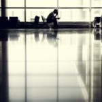 Odwołany lub opóźniony lot z powodu złej pogody. Jakie prawa mają pasażerowie?