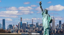 Jak polecieć z Wrocławia do USA LIFESTYLE, Podróże - Mamy do dyspozycji bezpośrednie połączenia do największych europejskich portów przesiadkowych, jak Amsterdam, Paryż, Frankfurt i Warszawa. Dzięki temu do Nowego Jorku lub Chicago dolecimy z Wrocławia w ok. 12, do Miami w 14, a do Los Angeles w 15 godzin.