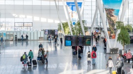 Już 20 milionów pasażerów na wrocławskim lotnisku BIZNES, Lotnictwo - W tym roku jest to jedno z najważniejszych wydarzeń w Porcie Lotniczym Wrocław. 20-milionowy pasażer, licząc od otwarcia terminalu w 2012 roku, przyleciał dziś z Amsterdamu z liniami KLM.