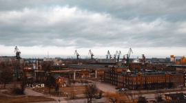 Stocznia Gdańska – przewodnik po historii mniej znanej LIFESTYLE, Podróże - Najbardziej rozpoznawalnymi obiektami Stoczni Gdańskiej są Brama nr 2, Sala BHP czy budynek Dyrekcji. To jednak nie wszystko, co ma do zaoferowania to ważne dla losów Polski i Europy miejsce.