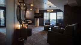 Loftowy styl, smart technologie i efekt czekolady. Klimatyczne wnętrza The Loft