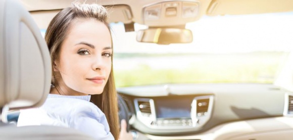 Bezpieczne podróżowanie w czasie pandemii. Jak zdezynfekować swój samochód?