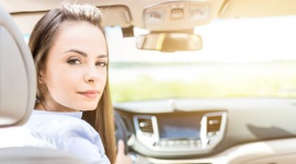 Bezpieczne podróżowanie w czasie pandemii. Jak zdezynfekować swój samochód? LIFESTYLE, Podróże - Mimo pandemii, wielu z nas potrzebuje przemieszczać się do pracy, czy po zakupy dla starszych rodziców. Pojawia się pytanie, jaki środek transportu wybrać? Najbezpieczniejszym wyborem jest własny samochód.