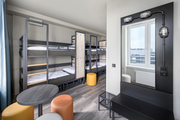 Minimalizm z industrialną nutą: hostel A&O Wola LIFESTYLE, Podróże - Bywają miejsca, które, dzięki swojej historii i osobowości, same w sobie stanowią inspirację dla architektów. Tak właśnie było w przypadku budynku na warszawskiej Woli, w którym od niedawna działa pierwszy w Polsce hostel niemieckiej sieci A&O.