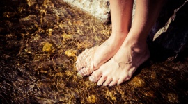 „Natural wellness” – prosty sposób na stres LIFESTYLE, Podróże - Po miesiącach izolacji, wiele osób marzy o odstresowaniu się na łonie natury. Planując urlop wypatrujemy otwartych przestrzeni, poszukujemy form detoksykacji i regeneracji sił. Trafionym wyborem mogą okazać się ścieżki „natural wellness”, dostępne we włoskim regionie Trentino.