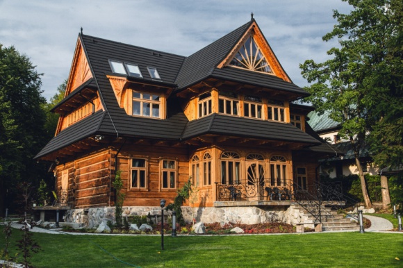 Willa Elżbiecina z 1912 roku LIFESTYLE, Podróże - Willa Elżbiecina z 1912 roku z widokiem na przedwojenne Zakopane. To architektoniczna pamiątka – zakopiańska Willa Elżbiecina z 1912 roku, w pełni nieodkryte i nieznane dotąd miejsce, które dotrwało do naszych czasów w niemal niezmienionej formie.