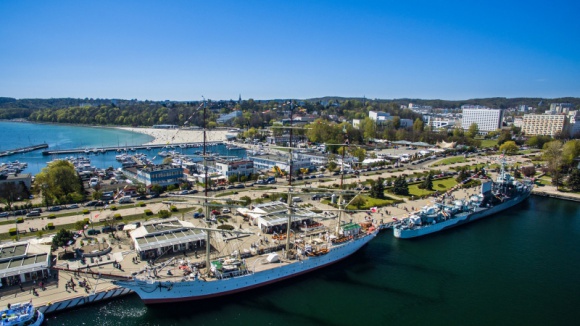 5 punktów na mapie Gdyni, które musisz odwiedzić, jeśli chcesz być na topie LIFESTYLE, Podróże - Wczasy na wybrzeżu - długo wyczekiwane, zaplanowane. Z myślą o całodniowym odpoczynku na plaży, kąpielach w Bałtyku. Co jednak, gdy pogoda nie sprzyja plażowaniu lub gdy piasek już nam się nieco znudził? Oto pięć nieoczywistych miejsc, które warto zobaczyć w Gdyni!